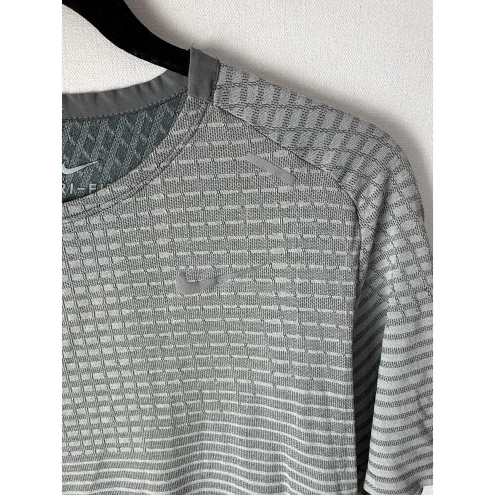 Nike Running T-Shirt - Men's Medium
